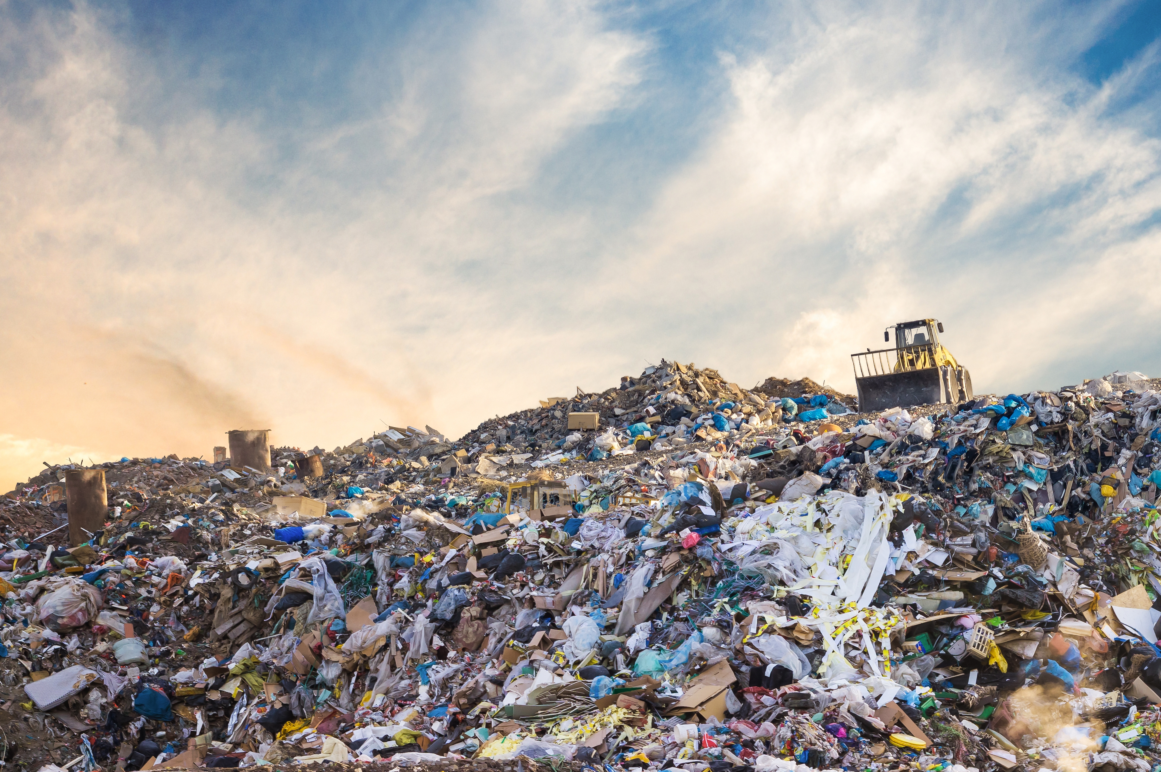 Rubbish recycling plant. Мусорные полигоны в России. Мусорный полигон Темрюк. Мусорная свалка. Бытовые отходы.